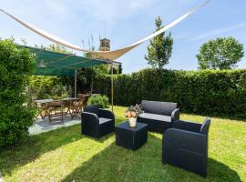 Beach House with private garden, hotel in Marina di Pietrasanta