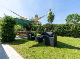 Fantastica casa sul mare con giardino privato, hotel v destinaci Marina di Pietrasanta