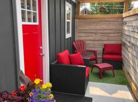 Red door retreat guesthouse, хотел, който приема домашни любимци, в Thorold