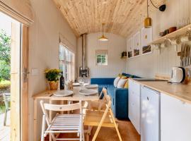 Enchanting Tiny House with wood burner and hot tub in Cairngorms, rumah kecil di Ballater