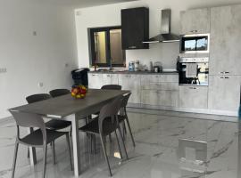 Luqa 3 bedroom penthouse T, hotell i Luqa