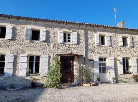 ESCALE AU CLOS SAINT MARTIN DE JUILLERS Gîtes et Chambres d'Hôtes, vacation home in Saint-Martin-de-Juillers