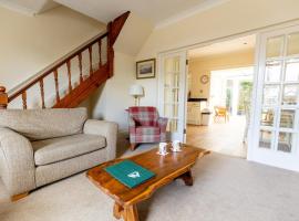 FIR TREE COTTAGE - Cosy 3 Bed Cottage in Penrhyn Bay with Beautiful Sea Views and Access to Snowdonia, מלון בLlandrillo-yn-Rhôs