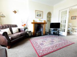 WILLOW COTTAGE - Cost 3 Bed Cottage in Penrhyn Bay with Sea Views with Access to Snowdonia, hotel em Llandrillo-yn-Rhôs