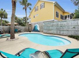 Splash Inn Lower Unit: Heated Pool & Walk to Beach, hotel v destinaci Tybee Island