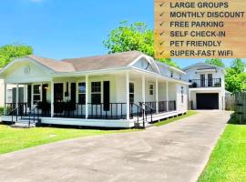6 BRs Spacious Charming House, Great Neighborhood, Hotel in Groves