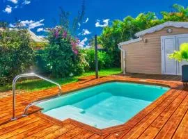 Villa Domi des Caraïbes confortable avec une piscine chauffée, une citerne tampon, accès Netflix, adaptée pour l'accueil de jeunes enfants avec une piscine sécurisée et des jouets