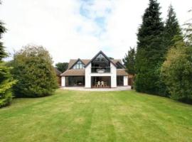 Luxury house in solihull, hotel with parking in Olton