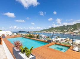 Rooftop pool & Hot Tub - LUX CONDO: Experience the Island with Local Guidebook, hotel in Simpson Bay