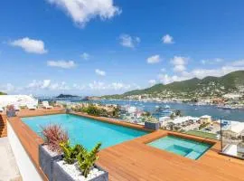 Rooftop pool & Hot Tub - LUX CONDO: Experience the Island with Local Guidebook