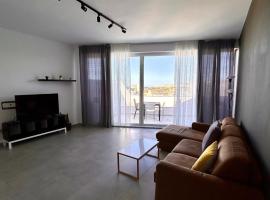 Qawra penthouse 4person AC+wifi, kisállatbarát szállás San Pawl il-Baħarban