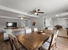 Steps to Lackland AFB & SeaWorld, villa in San Antonio