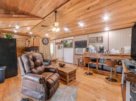 Kentucky Countryside Cabin Near Fort Campbell: Oak Grove şehrinde bir villa