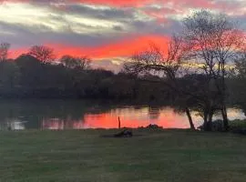 Lazy River Cabin, River Front, Hot Tub, WIFI, 685 in FREE Attraction tickets each paid day!