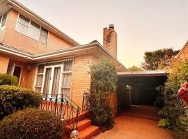 5 BR & 3 BTH House in Outlook Glen w/ 2 car parks, apartment in Glen Waverley