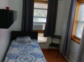 comfortable and simple room for one person near Manhattan on train – hotel w mieście Woodside