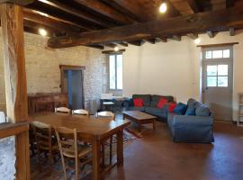 Gîte cosy et indépendant avec terrasse, jardin clos, internet 4G, tout compris - Bengy-sur-Craon - FR-1-586-34, hôtel à Bengy-sur-Craon