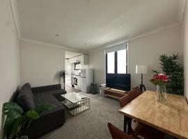 Dynamic 2 Bedroom home close to city buzz Darling St 2 E-Bikes Included, mökki kohteessa Sydney