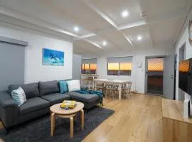 OCEA84 - Quinns Beach Shack: Ocean Views