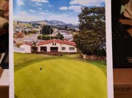 Denby Golf House Tikipunga, habitación en casa particular en Whangarei