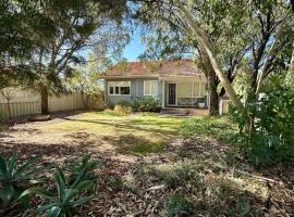 Barefoot Beach Cottage, hotel in Geographe