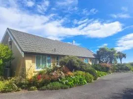Golden Hills Farm Cottage with Swimming Pool