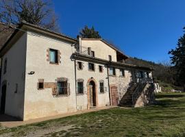 Agriturismo Castelvecchio, Casa Vacanza con piscina a Fabriano, מלון בפבריאנו