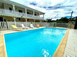 Studio avec piscine - à 15min des plages, hotel with parking in Rivière-Salée