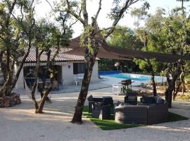 Villa avec piscine sur terrain clôt, hotel in Méjannes-le-Clap