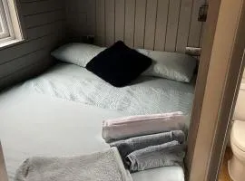 Cabin - Sleeps 2 hot tub & parking