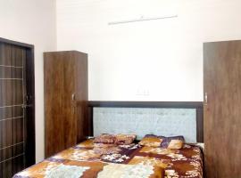 SHUBHAM VILLA -- Super Deluxe Rooms -- LPU Law Gate, hotel para famílias em Phagwara