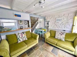 A Cosy Period Family Cottage in St Ives Town, sleeps 4, pet friendly, Hotel in St Ives