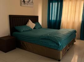 Fully Furnished Studio Appartment next to Sharaf DG metro Station, hotel di Dubai