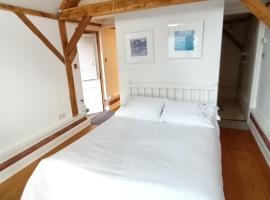 LITTLE OAK - Kingsize Double Oak Studio - Sleeps 2 - Quirky - Rural, hotel med parkering i Haslemere