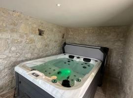 Belle villa avec spa et sauna، كوخ في Tayrac