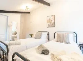 The Corner Stop~ Dog Friendly Holiday Let in Plymouth