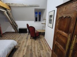 Les Oiseaux de Passage, hotel v destinaci Escolives-Sainte-Camille