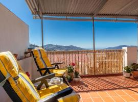 Casa Marlo, Spacious House in the Lively Centre of Cómpeta, villa en Cómpeta