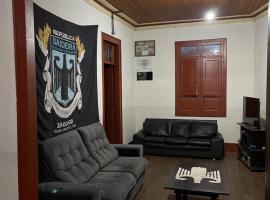 Quarto inteiro, próx ao Centro - República Saideira, habitación en casa particular en Ouro Preto