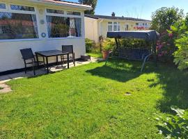 Beach & Tonic beachside chalet, cabin in Humberston