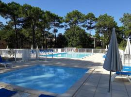 Résidence Les Grands Pins - T2 avec piscine, hotell i Carcans