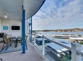 Lake Ozark Condo with Water Views and Pool Access!, hotel u gradu Lejk Ozark