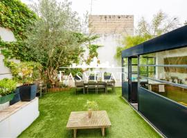 Large modern house in Boulogne with a patio, by Easyflat, hotel v mestu Boulogne-Billancourt