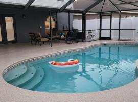 Heated pool, hot tub newly renovated 2 story home, hotel em Riverview