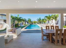 LUXUARY VILLA ASSYA 800m2 6 Bedrooms Big Swimming pool Next to Grand baie and Beaches: Cap Malheureux şehrinde bir otel