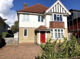 Family-friendly detached home in quiet road, hotel in Southbourne