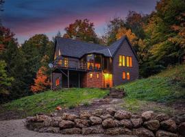 Serene Spacious Home in Creemore, hotell med parkering i Creemore