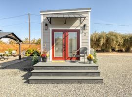 Red Door Tiny Home Lewis Ranch, μικροσκοπικό σπίτι σε Lindsay