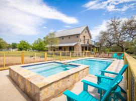 Three miles to Wimberley Square, two acres of fun (pool + hot tub), one unforgettable destination., hôtel à Wimberley