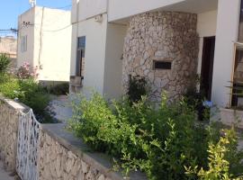 Amazingly located House perfect for large groups, hotel in San Ġiljan